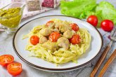 Феттуччине с жареным куриным филе и соусом "Песто"