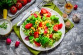 Салат с брокколи и кукурузой