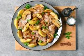 Свинина с яблоками и луком