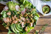 Салат с лососем и авокадо