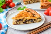 Слоеный пирог с курицей и грибами