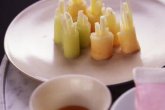 Холодные фруктовые суши с медовым соусом