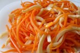 Салат с кальмарами и морковью