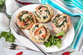 Розочки из красной и белой рыбы со шпинатом