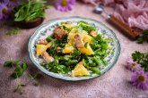 Салат с курицей и рукколой
