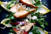 Салат с жареными грушами и луком