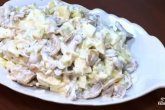 Салат с грибами, картофелем и огурцами