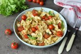 Теплый салат "Капрезе" с фарфале