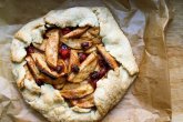 Открытый пирог с брусникой и яблоком