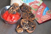 Ржаные крендельки с кетчупом