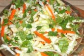 Салат из капусты с морковью и яблоками