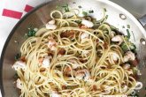 Спагетти с креветками и беконом