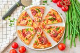 Пицца с копченой колбасой