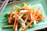 Салат с дайконом, огурцом и морковью