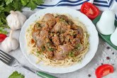 Куриная печень с луком и морковью