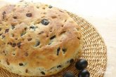 Хлеб с луком и маслинами
