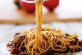 Спагетти с томатным соусом и овощами