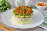 Слоеный салат "Лесная поляна" с маринованными опятами