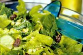 Зелёный салат с орехами и изюмом