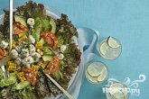 Салат с кукурузой, морскими гребешками и помидорами