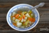 Легкий куриный суп с овощами