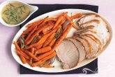 Жареная свиная корейка с морковью и соусом