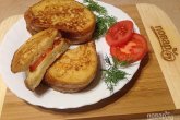 Теплый сэндвич с сыром и помидором