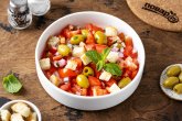 Турецкий салат из помидоров, оливок, лука и хлеба