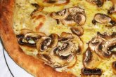Пицца с грибами и сыром