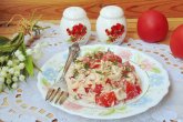 Салат с индейкой, помидором и сыром