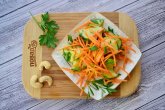 Пикантный салат из огурцов и моркови
