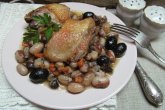Тушеная курица с оливками и фасолью 
