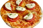 Пицца с томатами и сыром