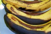 Банан с шоколадом на мангале