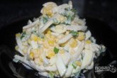 Салат из кальмаров с яйцом и кукурузой