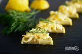 Сырный салат на лимонных дольках