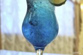 Алкогольный напиток голубого цвета