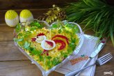 Салат Петушок с курицей и помидорами