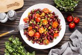 Постный салат с красной фасолью