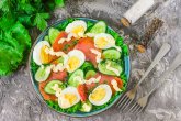 Салат с горбушей, огурцом и яйцом