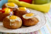Булочки на завтрак с яйцом и начинкой
