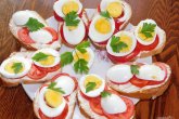 Чесночные бутерброды с яйцами и помидорами
