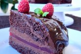 Шоколадный торт с малиновым мармеладом