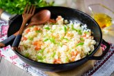 Рассыпчатый рис в сковороде