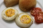Яйца в луковых кольцах