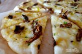 Пицца с грибами и моцареллой