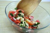 Салат с моцареллой и помидорами