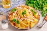 Жареная картошка с кальмарами на сковороде