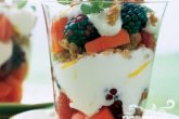 Парфе из папайи, ягод и йогурта