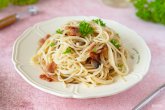 Спагетти с беконом и грибами